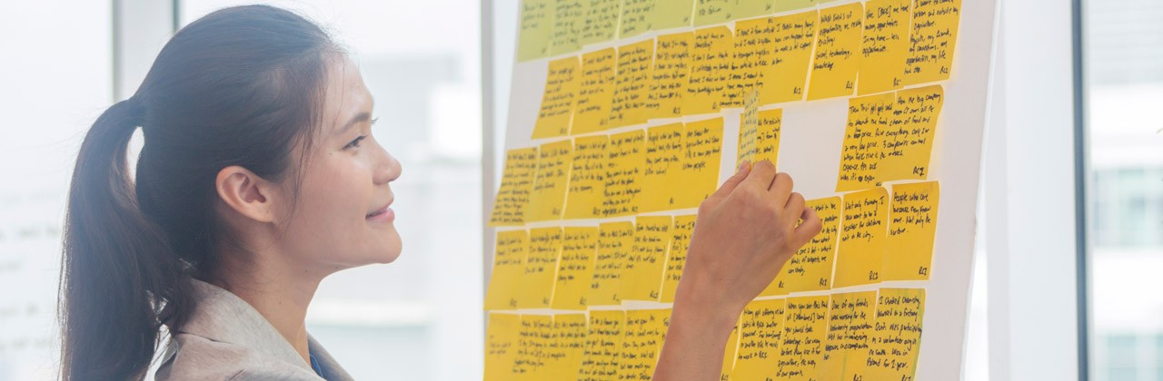 1005812150-woman-post-it-notes-planning