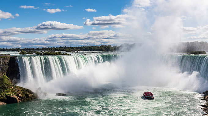 Niagara Falls with a sightseeing boat